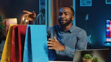 contenu créateur en portant coloré achats Sacs dans main, tournage transporter vidéo dans personnel Accueil studio. mode influenceur déballage vêtements il acheté, révision Vêtements magasins marchandise photo