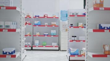 vide pharmacie équipé avec médical Provisions et des produits des produits, vitamines et soins de santé nutriments. pharmacie étagères plein de ordonnance médicament pour clients, Assurance prestations de service. photo