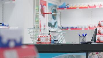 vide pharmacie check-out compteur avec des boites de médecine, vente moderne pilules ou pharmaceutique drogues sur étagères dans pharmacie clinique. médical Provisions sont pour vente le long de avec autre traitements. photo