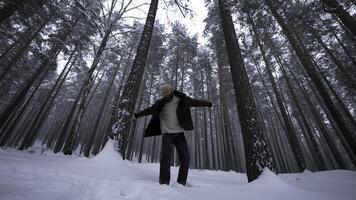 tournage agrafe dans hiver forêt. médias. élégant homme est rap dans hiver forêt. homme se déplace avec style et rappe dans hiver forêt. la musique vidéo photo