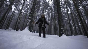 homme dansant dans hiver forêt. médias. élégant homme est rap dans hiver forêt. tournage la musique vidéo avec rappeur dans hiver forêt photo