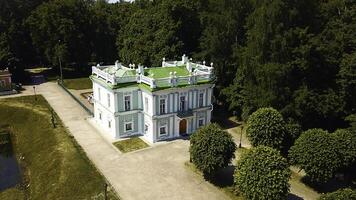 Haut vue de historique bâtiment avec jardin et étang. créatif. magnifique parc et jardin avec baroque domaine. touristes marcher dans historique parc avec ancien bâtiment photo