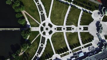 paysager géométrique jardin. créatif. Haut vue de géométrique les sentiers avec modèle. gens marcher dans historique parc avec géométrique paysage photo