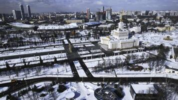 Haut vue de carré avec historique bâtiment dans l'hiver. créatif. centre de le soviétique ville avec carré et historique bâtiment. magnifique Urbain paysage avec historique centre et carré dans hiver photo