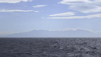 magnifique paysage marin de l'eau à Montagne sur horizon. agrafe. vue de flottant bateau à mer horizon et Montagne côte. mer voyage par bateau dans mer photo