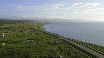 Haut vue de village avec route à mer côte. agrafe. paysage marin de côte avec route et village sur ensoleillé été journée. magnifique vue de côte avec village et mer ensoleillé horizon photo