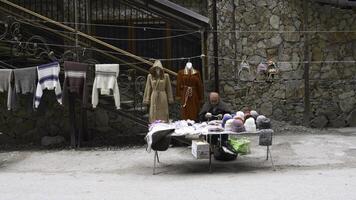 Géorgie, tbilissi - septembre 26, 2023. bazar avec gens dans montagnes. Stock images. touristique bazar avec souvenirs parmi rocheux montagnes. souvenirs sont vendu haute dans montagnes à pied de falaises photo