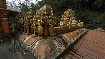 malais temple avec d'or statues de le saints. action. concept de religion et culture. photo