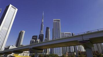 Dubai ville avec rue et pont avec conduite voitures. action. clair bleu ciel et grattes ciels de le ville centre. photo