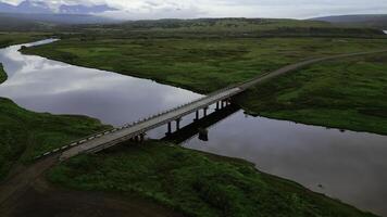 été aérien vue de le étroit rivière écoulement dans le mer. agrafe. béton pont traversée calme rivière. photo