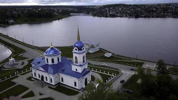 panoramique aérien vue de monastère sur une été journée. agrafe. magnifique blanc église avec bleu toit près étang. photo