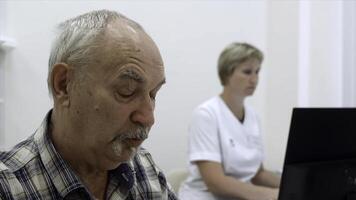 portrait de un vieux homme patient parlant à médecin avec femelle infirmière derrière. agrafe. concept de Publique santé prestations de service. photo