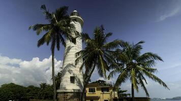 galle phare à galle fort, sri lanka. action. magnifique paume des arbres et bleu nuageux ciel. photo