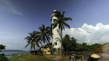 galle phare à galle fort, sri lanka. action. magnifique paume des arbres et bleu nuageux ciel. photo