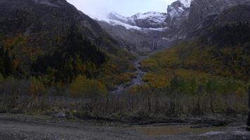 touristique famille en marchant sur une rocheux randonnée chemin le long de géant montagnes. créatif. dépenses temps ensemble et en voyageant dans une gorge le long de Jaune herbe. photo