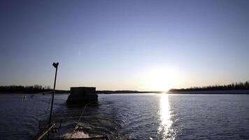 temps laps effet, barge remorquage vers le bas le rivière. agrafe. concept de l'eau des biens transport. photo