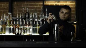 une barman ajouter sel à le Mixeur avec alcoolique cocktail à le bar ou disco club. médias. processus de fabrication un un alcoolique boire. photo