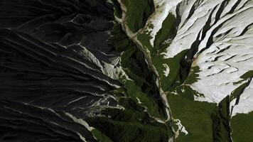 aérien Haut vers le bas vue de une Montagne Haut. agrafe. vert été herbe et blanc pierreux pentes. photo