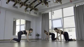 santé, mode de vie et exercice concept. médias. groupe de femmes pratiquant yoga ensemble, posant et élongation dans une studio classe. photo