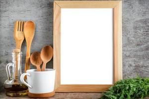 maquette de cadre photo ustensile et huile d'olive dans la salle de cuisine