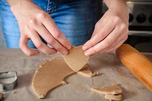 une jeune femme prépare des biscuits au gingembre faits maison. photo