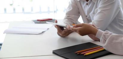 processus de travail de l'équipe photo, tenant la main du contrat, signe les documents. le jeune équipage des gestionnaires de compte travaille avec le projet de démarrage. Une nouvelle présentation d'idée, analyse les rapports marketing. flou, effet de film, horizontal photo