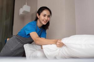 une femme asiatique Personnel nettoyage service, outil et seau pour travail. une Jeune femelle nettoyeur avec des produits à nettoyer une chambre photo