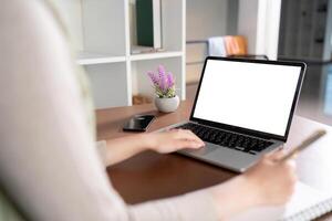 Jeune femme en utilisant portable ordinateur à maison. affaires femme travail dans maison. free-lance, site Internet, La technologie et en ligne achats concept photo