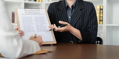 Contrat de vente a été sur le table dans le avocat Bureau le entreprise embauché le avocat Bureau comme une légal conseiller et Brouillon le Contrat donc cette le client pourrait panneaux le droite Contrat photo