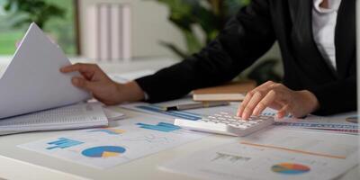 documents, affaires femme et comptable en train de lire rapport pour information, financier Les données ou analyse. formalités administratives, Auditeur vérifier, la revue et Tenue de livre compte, calculer la finance et impôt dans Bureau photo