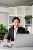 Jeune affaires femme asiatique ou employé comptabilité Tenue de livre compte les documents vérification financier Les données ou commercialisation rapport travail dans Bureau avec portable. formalités administratives la gestion photo