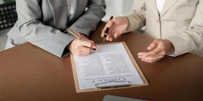 consultation et conférence de avocat et affaires gens discussion à loi raffermir dans bureau. concepts de loi, juge marteau avec Balance de Justice photo