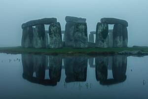 ai généré ancien mégalithique cromlech sur une brumeux Matin sur le Lac rive photo