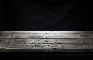 table en bois noir pour la présentation du produit, fond sombre photo