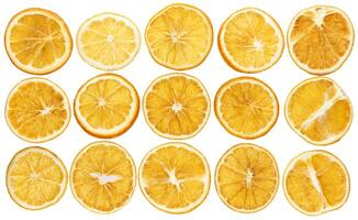 séché des oranges isolé sur blanc Contexte fermer photo