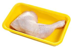 brut poulet cuisse dans Plastique récipient isolé sur blanc Contexte avec coupure chemin photo