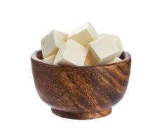 grec feta cubes dans en bois bol. en dés doux fromage isolé sur blanc Contexte photo