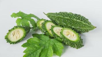 une bouquet de vert feuilles et une bouquet de vert amer melon photo