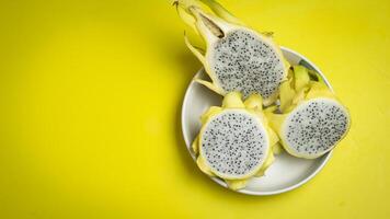 dragon fruit sur une Jaune Contexte photo