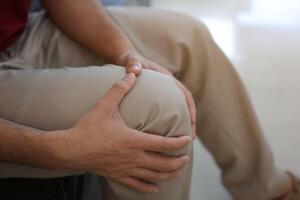 le genou massage à soulager douleur, l'arthrose, le genou douleur, le genou inflammation photo