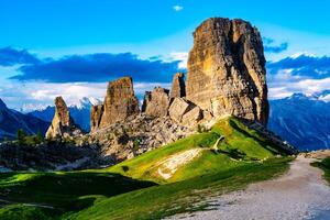 vue de le cinque torri dans nuvolao groupe de le italien dolomites dans le soir à le Province de Belluno Italie photo