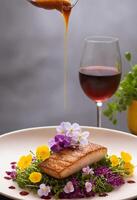 ai généré grillé poisson filet avec salade et rouge du vin sur gris Contexte photo