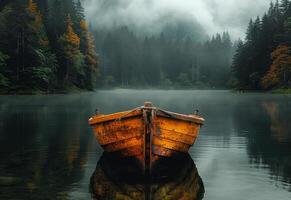 ai généré vieux en bois bateau sur le lac. une seul en bois bateau flottant sur l'eau photo