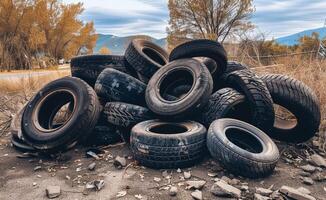 ai généré vieux pneus vidé dans le campagne. une pile de vieux pneus allonger sur le sol photo