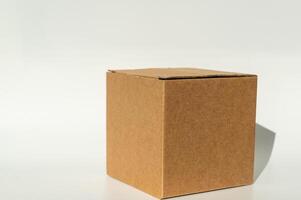 Facile marron papier carton boîte sur blanc Contexte. photo