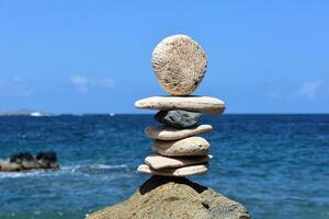 vue de équilibrage des pierres symbolique de pleine conscience et harmonie photo