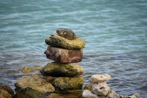 pile de équilibrage rochers empilés en haut photo