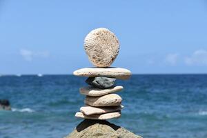 sensationnel vue de équilibré des pierres dans une pile photo