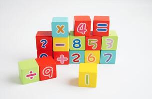 nombre de cubes de blocs de bois pour l'apprentissage des mathématiques, concept de mathématiques de l'éducation. photo