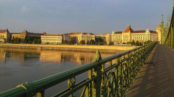 Budapest Hongrie le pont connecte buda et ravageur à travers le rivière Danube photo